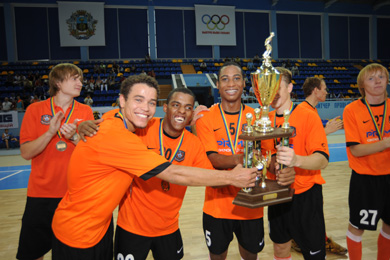 Brazilian joy for Shakhtar, from the left: Vassoura, Tiago, Fumasa... and Supercup! (Photo courtesy: Shakhtar Donetsk)