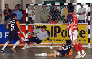 Lavoisier trying to save ACBF while Carlinhos, Pablo and Rafael are looking at him(photo courtesy: www.photoegrafia.com.br)