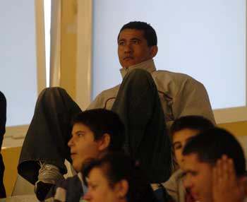 A sad Goda is still waiting for the Alemao Spanish nationality to play with Lobelle... (Photo courtesy: Enrique Serrano - LNFS)