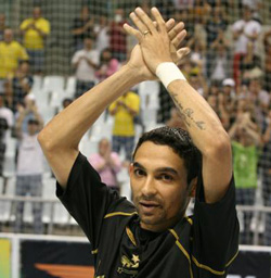Valdin getting the Malwee torcida tribute after his last match in Santa Catarina (Photo courtesy: Liga Futsal)