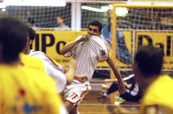 Vampeta scored  a goal for Poker Amafusa Maring� against AABB... (Photo courtesy: Jo�o Pires)