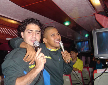 After the match is time for...Karaoke! Vander Carioca and Manoel Tobias showing their skilness as singers... (Photo courtesy: Mariliz Torres)