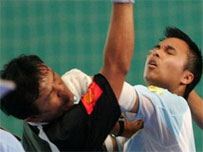 Goalkeeper Doan Minh Tuan (L) punches referee Pham Van Cuong, who is showing him a red card (Photo courtesy: Thanh Nien News)