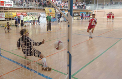 The deciding penalty scored by Delia (Photo courtesy: Enrique Serrano)