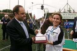 Alfredo Zaccardi gives the prize to the Due Ponti captain Priscilla Palombi (Photo courtesy: www.divisionecalcioa5.it