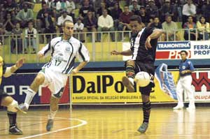 Xuxa (Caldense) against Paulinho (Vasco Da Gama) (Photo courtesy: Jo�o Pires)