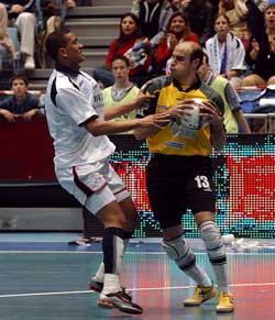 Goda against Silva (Photo courtesy: www.lnfs.es)
