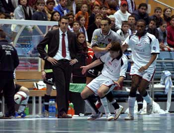 Yes and David against Alexandre. Chavi Ladaga is looking at the action ...(Photo courtesy: www.lnfs.es)