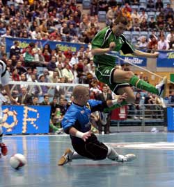 Orol flies over Pablo Fernandez (Photo courtesy: www.lnfs.es)