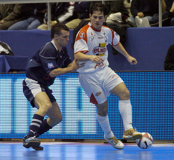 Diego Giustozzi trying to stop Lenisio (Photo courtesy: LNFS)