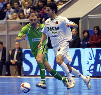 Marcelinho vs Schumacher (Photo courtesy: LNFS)