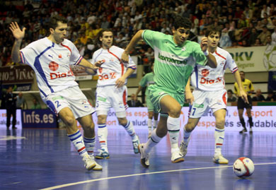 Danieli, Pitu and Cesar looking at Gabriel... (Photo courtesy: Angel Perez - LNFS)