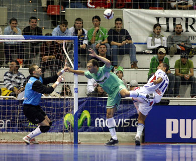 What a ballet between Luis Amado, Schumacher and Serpa (Photo courtesy: Angel Perez - LNFS)