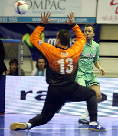 Marquinho vs Toni, part 2 (Photo courtesy: Angel Perez - LNFS)