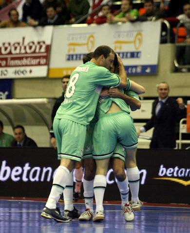 Time to celebrate for Schumacher and mates! (Photo courtesy: Angel Perez - LNFS)