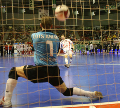 Though his perfect style, Luis Amado could not save the Alemao*s penalty (Photo courtesy: Angel Perez - LNFS)