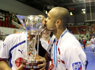 Cico can kiss the cup after an impressive tournament! (Photo courtesy: Angel Perez - LNFS)