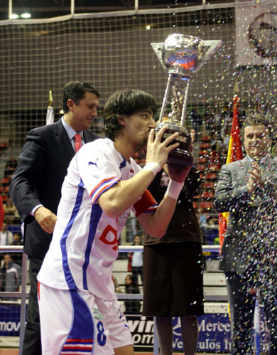 Team captain Manu can finally hold the Cup! (Photo courtesy: Angel Perez - LNFS)