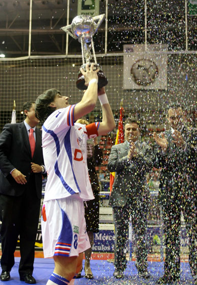 Aupa Lobelle! Manu showing the cup... (Photo courtesy: Angel Perez - LNFS)