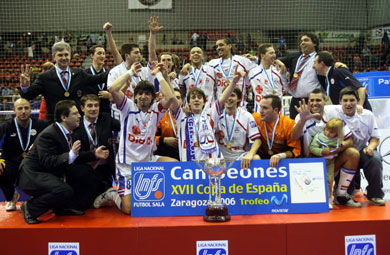 Team picture: 3rd cup for Venacio, 5th for Serpa, as they're indicating! (Photo courtesy: Angel Perez - LNFS)