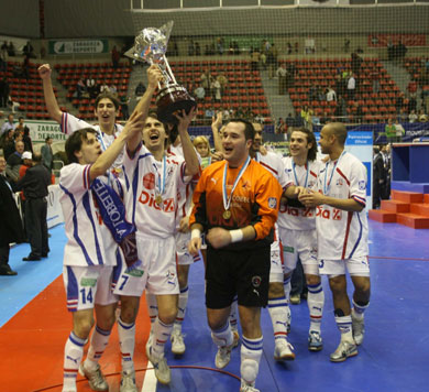 Miguel, Cesar, Marimon... the whole Lobelle can run with the Copa de Espana! (Photo courtesy: Angel Perez - LNFS)