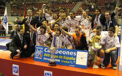 Another image of the whole team during the awarding ceremony: enhorabuena! (Photo courtesy: Angel Perez - LNFS)