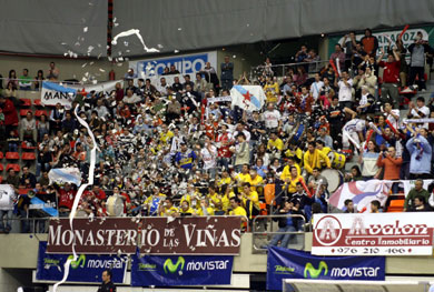 The Lobelle*s torcida... (Photo courtesy: Angel Perez - LNFS)