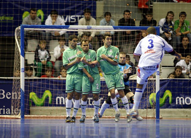 Free kick by Cico. Will the human barrier composed of Daniel, Marquinho, Neto and Luis Amado stop him? (Photo courtesy: Angel Perez - LNFS)