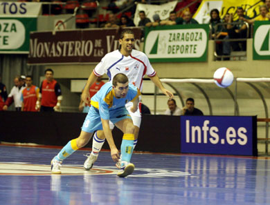 Orol and Betao looking for the ball... (Photo courtesy: Angel Perez - LNFS)