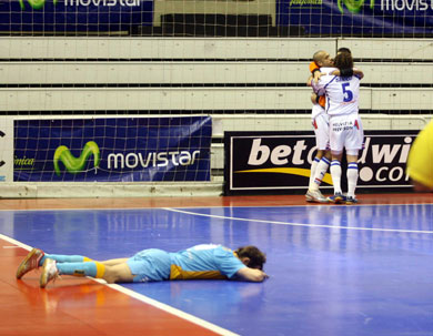 Danieli, Ci�o and Toni celebrating the victory while a desperate Marcelo is on the pitch... (Photo courtesy: Angel Perez - LNFS)