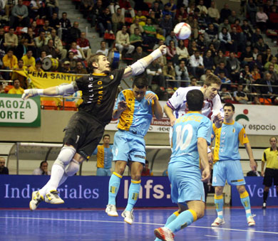 Super Cristian can fly! (Photo courtesy: Angel Perez - LNFS)