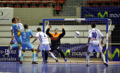 Marcelo*s attempt at Toni*s goal... (Photo courtesy: Angel Perez - LNFS)