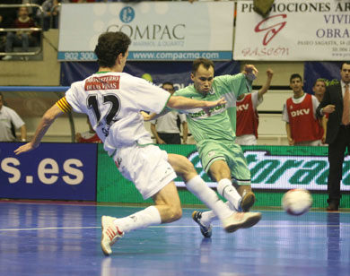 Santi trying to stop the Marquinho's attempt (Photo courtesy: Angel Perez - LNFS)