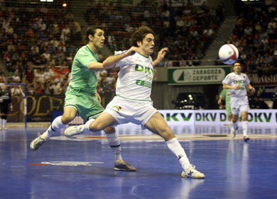 Figth for the ball between David and Neto (Photo courtesy: Angel Perez - LNFS)