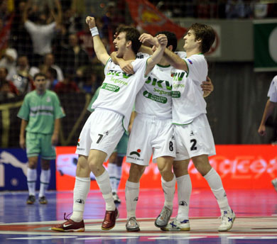 Eka, Raul Izquierdo and David celebrating the goal of DKV Zaragoza (Photo courtesy: Angel Perez - LNFS)