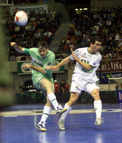 Julio vs Raul Izquierdo (Photo courtesy: Angel Perez - LNFS)