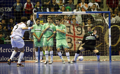 Free kick by Eka (Photo courtesy: Angel Perez - LNFS)