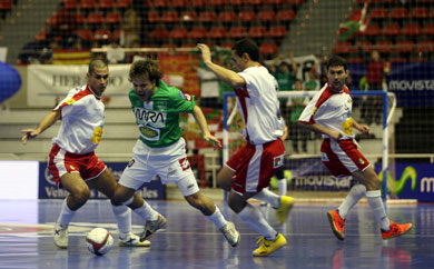 Tete in action between Fernandao, Kel and Jordi Gay (Photo courtesy: Angel Perez - LNFS)