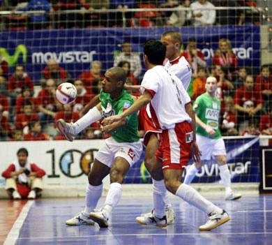 Lukaian between Pc and Rafa Munoz (Photo courtesy: Angel Perez - LNFS)