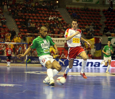 Lukaian in action, observed by Francis (Photo courtesy: Angel Perez - LNFS)