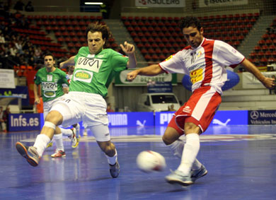 Leo vs Tete, part 4... (Photo courtesy: Angel Perez - LNFS)