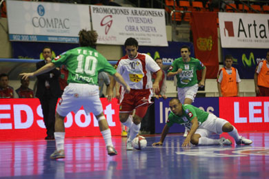 Leo vs Tete, part 1... (Photo courtesy: Angel Perez - LNFS)