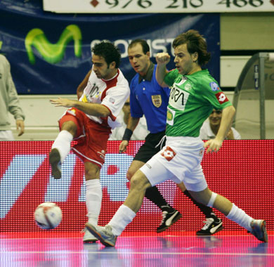 Leo vs Tete, part 2... (Photo courtesy: Angel Perez - LNFS)