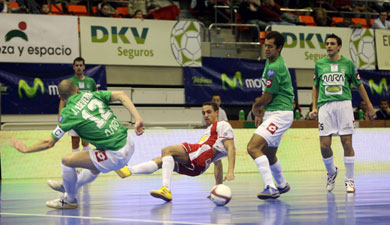Kel in the Xota's defence composed of Javi Eseverri, Dè and Josè Gomez (Photo courtesy: Angel Perez - LNFS)