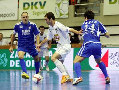 Wilde between Javi Rodriguez and Pablo (Photo courtesy: Angel Perez - LNFS)