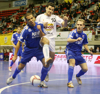 Cobeta between Andrè and Dani Salgado (Photo courtesy: Angel Perez - LNFS)