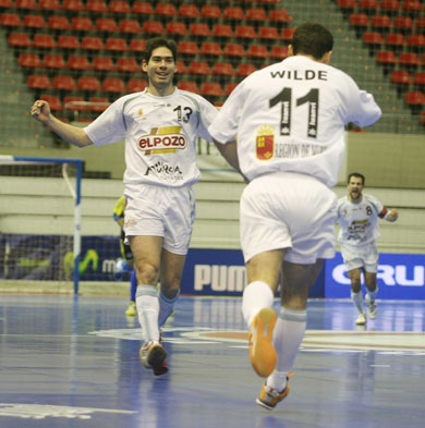 Kike and Wilde celebrating the ElPozo qualification (Photo courtesy: Angel Perez - LNFS)