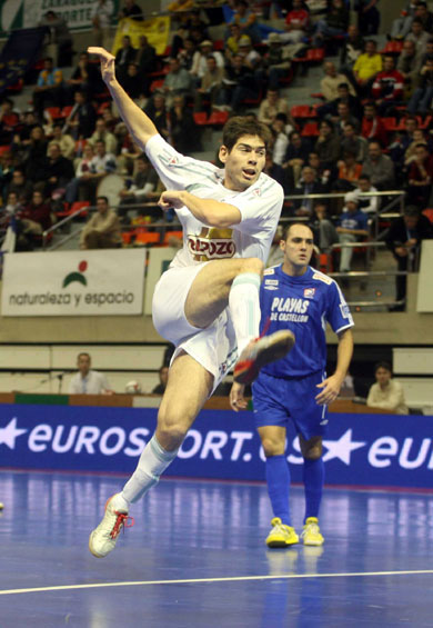 What a shot by Kike! (Photo courtesy: Angel Perez - LNFS)