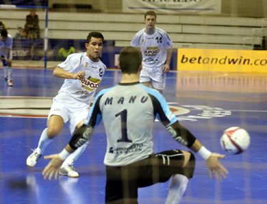 Will Manu save the Vinicius doble penalti? (Photo courtesy: Angel Perez - LNFS)