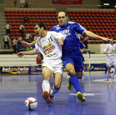 Hard fight between Wilde and Javi Rodriguez (Photo courtesy: Angel Perez - LNFS)